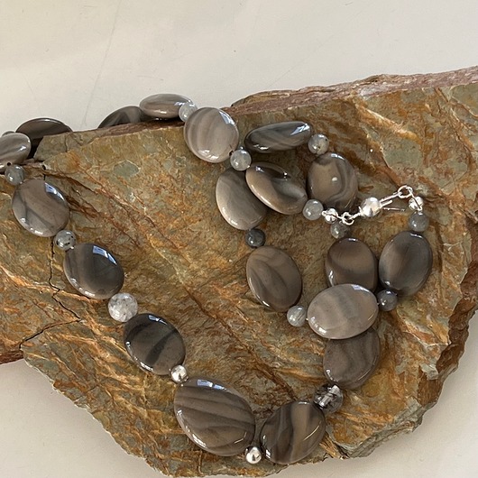 srebrne naszyjniki Elegancki Naszyjnik z Kamieniami w Kolorze Taupe/Brązu - Krzemień Pasiasty