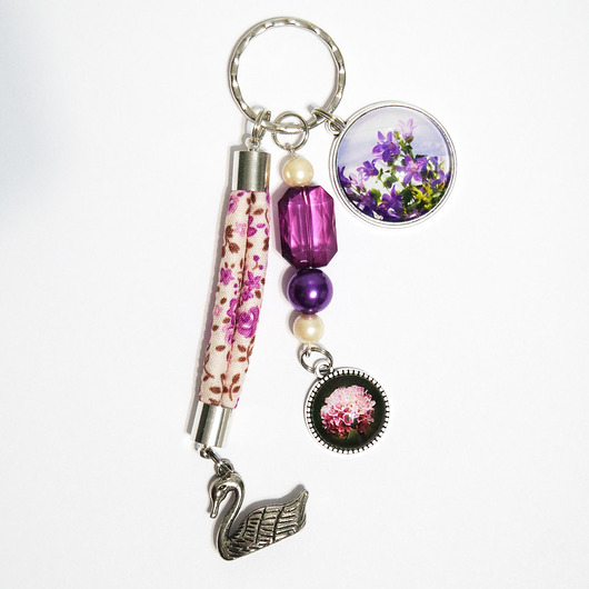 breloki Breloczek - Kwiaty, łabędź, rzemień