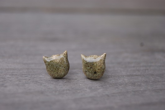 Ceramiczne kolczyki małe szare kotki Gliniana Koniczynka