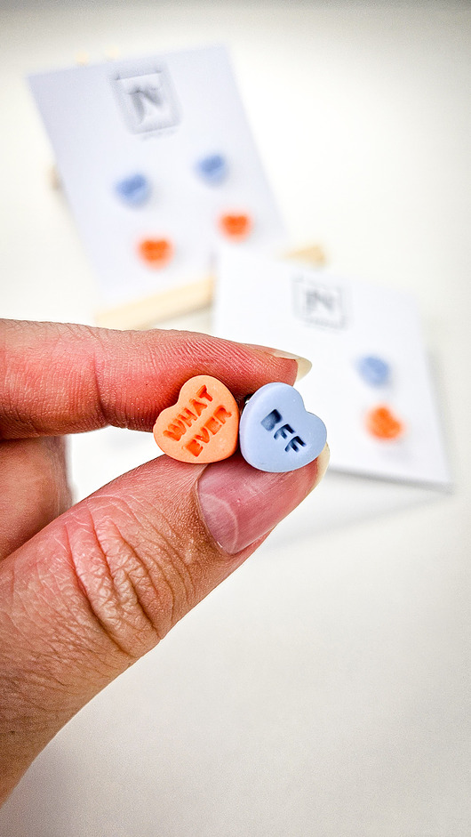 kolczyki z masy plastycznej Kolczyki serduszka z napisami zestaw 2 par