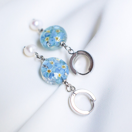 kolczyki z żywicy Kolczyki z niezapominajkami i perłami