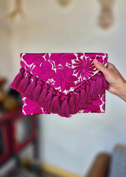 kopertówki Kopertówka Flores Fuksja haftowana ciekawe wzory z paskiem