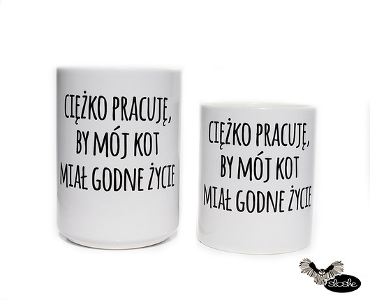 Kubek 330ml Ciężko pracuje by mój kot .. Sowia Aleja