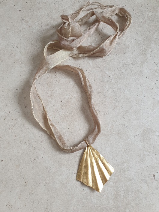 wisiory Naszyjnik ORIGAMI duży na jedwabnej wstążce, beżowy, surowy mosiądz