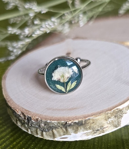 pierścionek z żywicy Pierścionek z zielonym oczkiem i kwiatem gipsówki srebrny