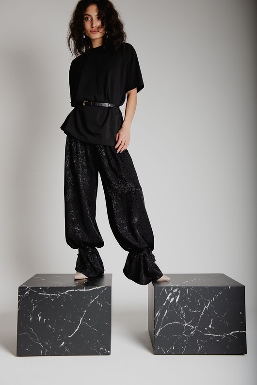 spodnie materiałowe damskie Spodnie Mira czarne panterka żakardowe