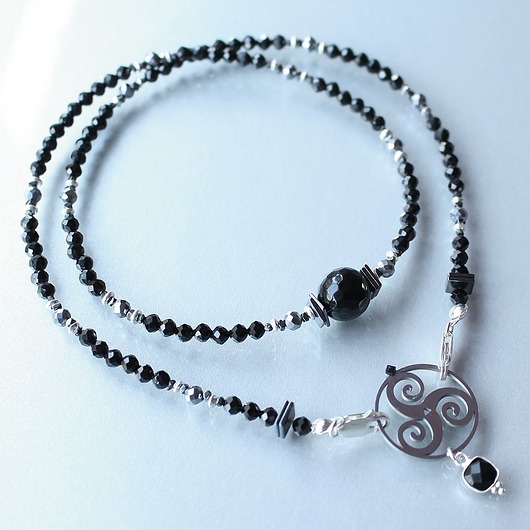 srebrne naszyjniki Talizman ochrona triskel - diament, spinel, onyks, teraherz