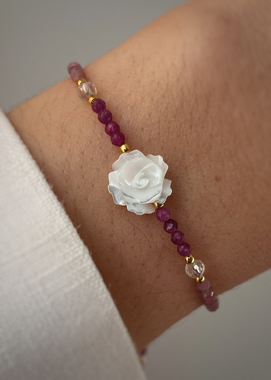 bransoletki z kamieni naturalnych Bransoletka na nici z różowego turmalinu, rubinu z różą