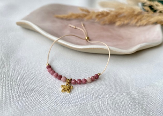 bransoletki z kamieni naturalnych Bransoletka z rodonitem i kwiatuszkiem