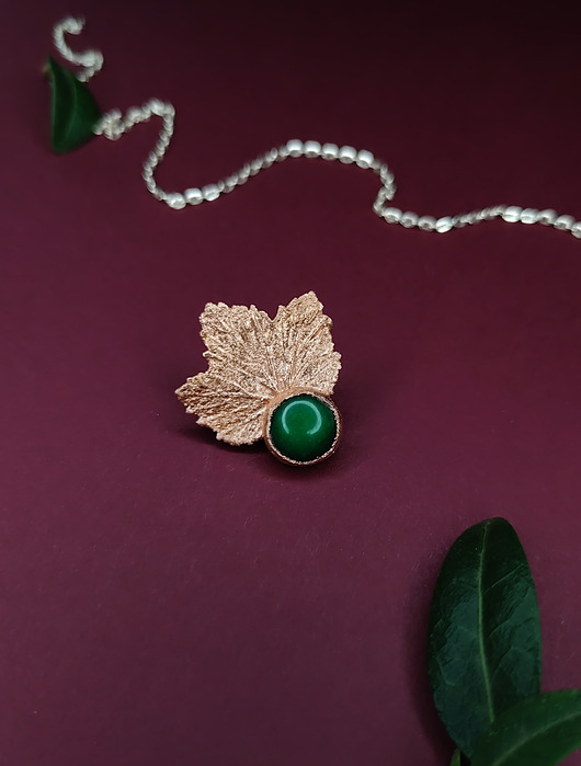 broszki Broszka Liść Porzeczki z Jadeitem- obfitość i radość