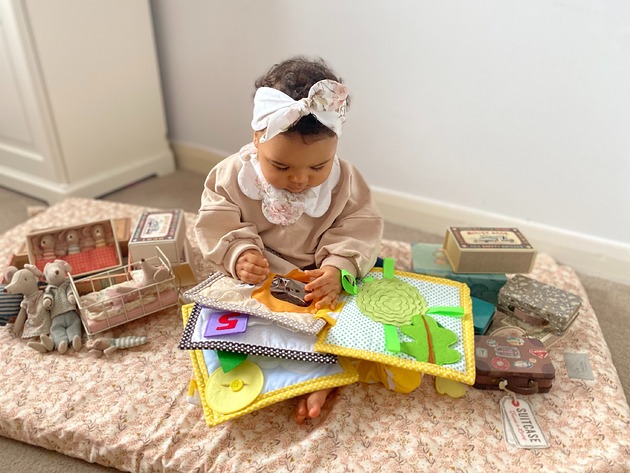 książeczki dla dzieci Quiet Book książeczka sensoryczna manipulacyjna Słoneczna Bejbik