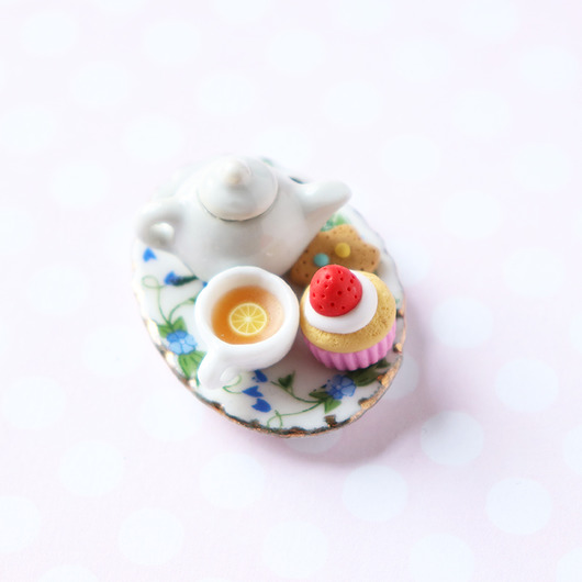 Filiżanka z herbatą i ciastkami słodki magnes Lemon Lovely