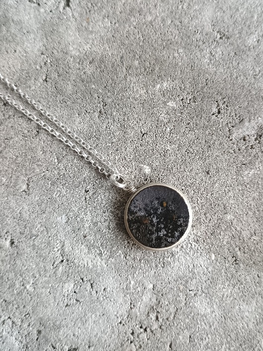 wisiory Naszyjnik czarny opalizujący dwustronny