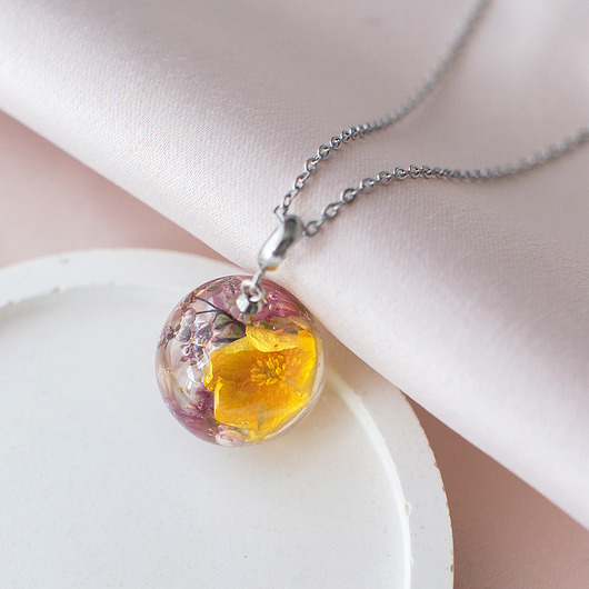 wisiory Wisiorek z kompozycją kwiatową