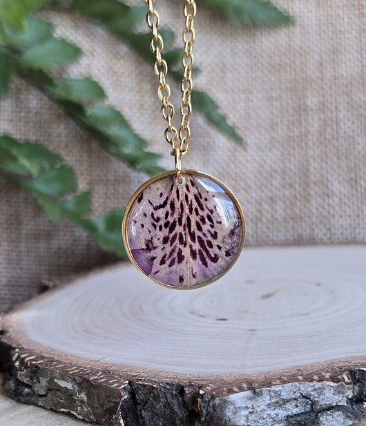 wisiory Złoty wisiorek z prawdziwym hibiskusem