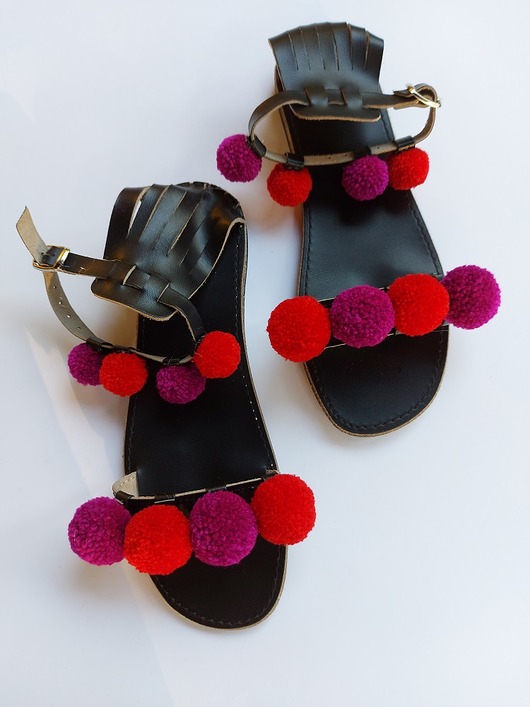 buty różne Czarne sandały z pomponami.