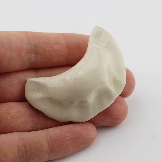 Ceramiczna broszka pin pieróg m2k studio
