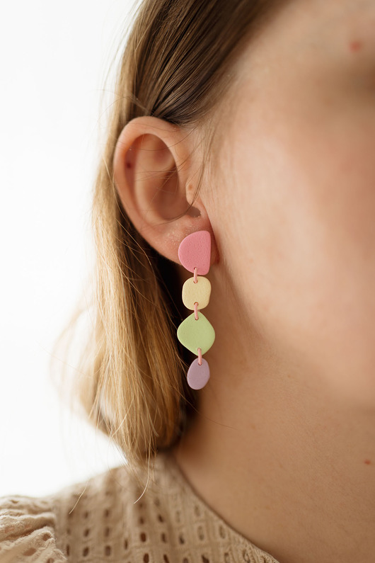 kolczyki z masy plastycznej Wiszące łańcuszki w marmurkowy wzór