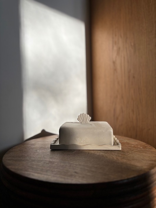 kuchnia - różne Maselnica z uchwytem w kształcie muszli,  nadmorska dekoracja kuchni farmhouse