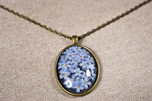 Owalny naszyjnik z żywicy z niezapominajkami So Jewelry