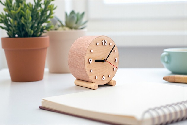 zegary Zegar mały drewniany stojący - na prezent