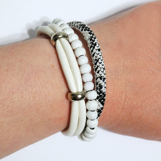 bransoletki drewniane Bransoletka - Biała, czarna - rzemienie, drewniane koraliki