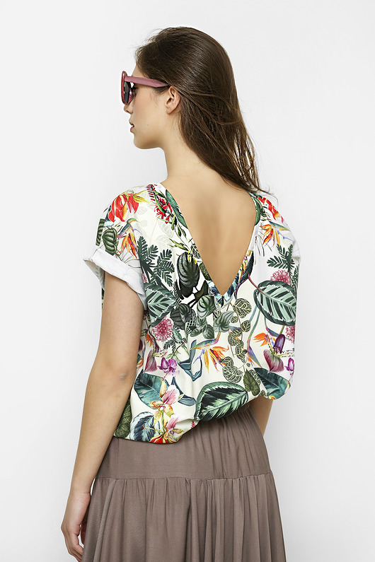 Beżowa bluzka Bjorg V-neck w egzotyczny print Freeshion