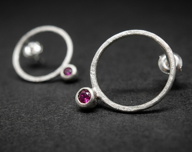 kolczyki wire wrapping Srebrne kolczyki koła 2 cm z naturalnymi rubinami (sztyfty)