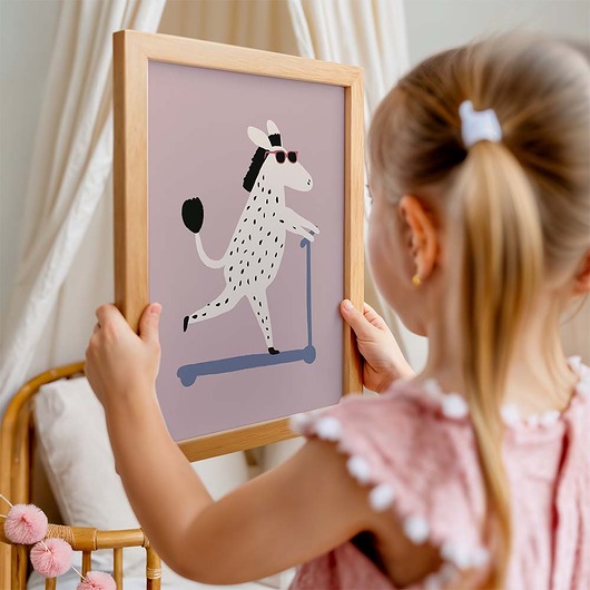 obrazy i plakaty do pokoju dziecięcego Plakat Zebra na hulajnodze - Plakaty Na Ścianę Dla Dzieci