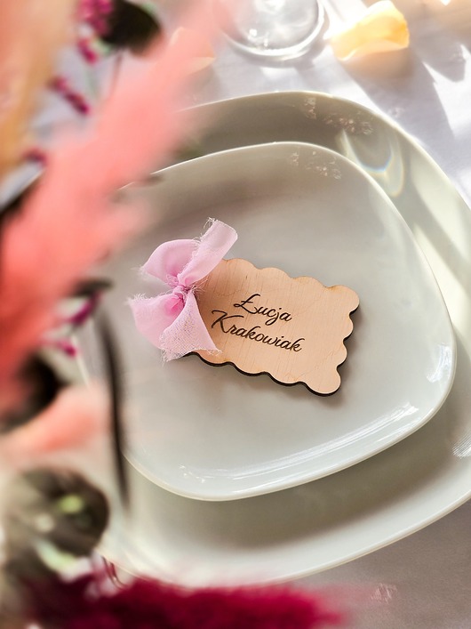 dodatki ślubne Falowana winietka ślubna z grawerem i wstążką szyfonową