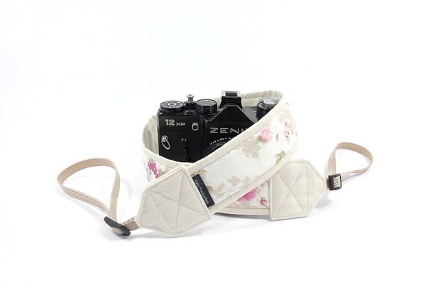 fotografia Pasek do aparatu Róże na Ecru camera strap