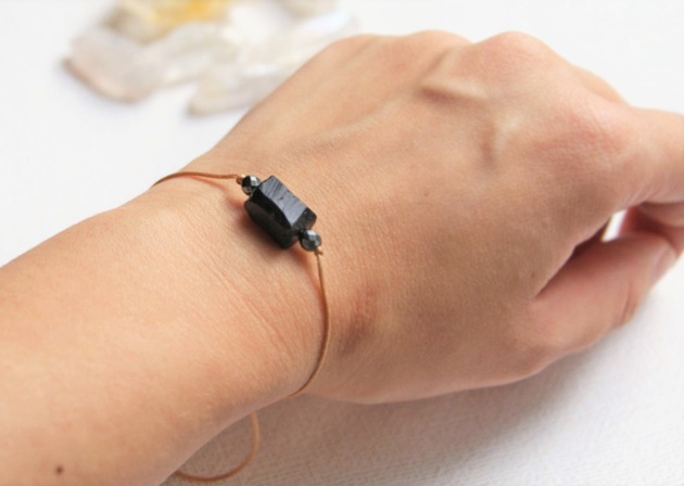 bransoletki z kamieni naturalnych Ochronna bransoletka - czarny turmalin - beż