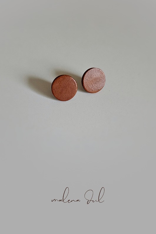 kolczyki - inne Małe kolczyki koła camel koniakowe, minimalistyczne kolczyki skóra naturalna