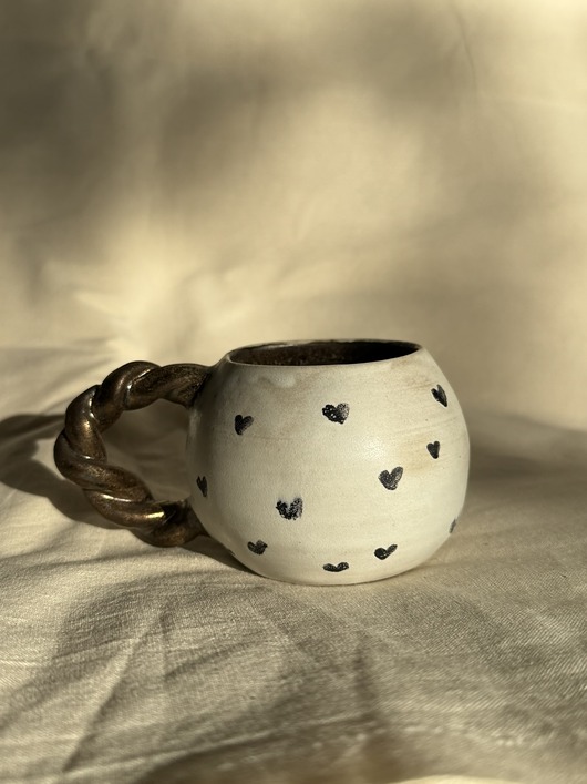 kubki Kubek biały w serduszka