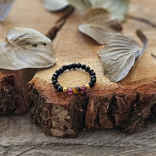 pierścionki elastyczne Elastyczny pierścionek z onyksem, granatem i tygrysim okiem