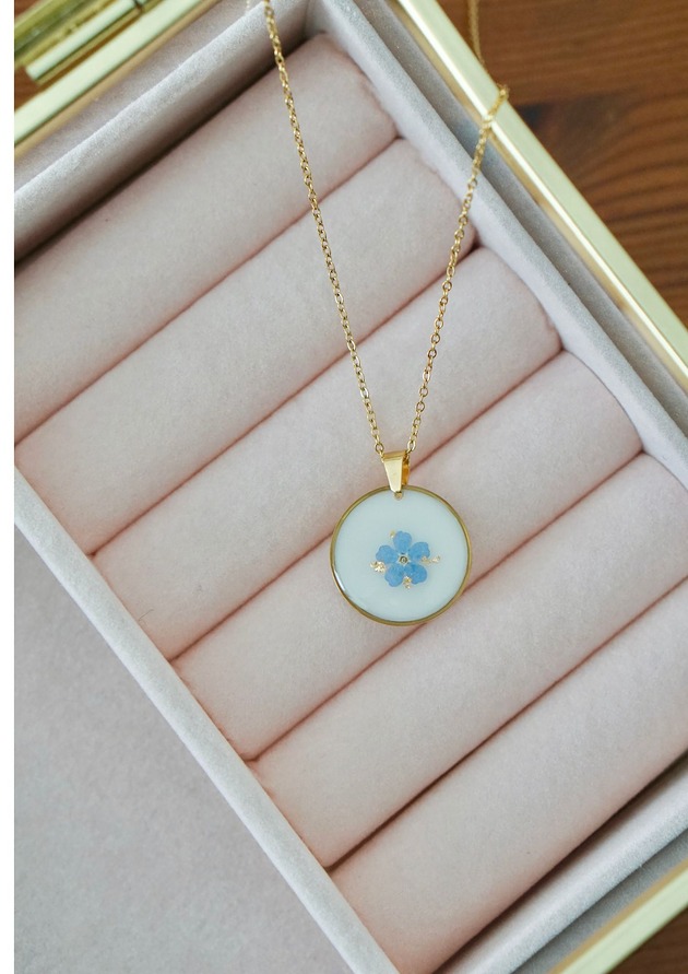 złote naszyjniki Naszyjnik z niezapominajką na białym tle