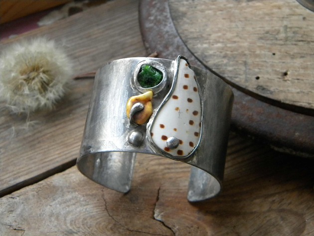 bransoletki wire wrapping Kropkowana muszla  -  bransoleta mankiet CUFF