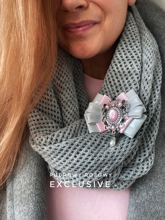 broszki Kolekcja Exclusive Brosza z różową ozdobą Glamour