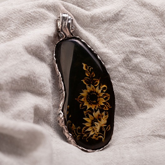 wisiory Wisiorek z ręcznie rzeźbionym bursztynem słoneczniki