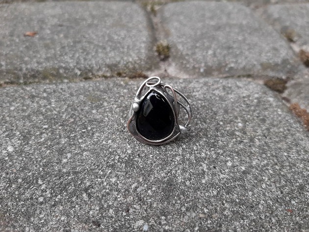 Na czarno - pierścionek regulowany po drugiej stronie lustra