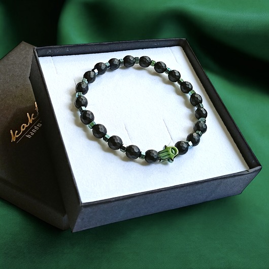 bransoletki z kamieni naturalnych HAMSA - ochrona - fasetowany onyks mat, hematyt emerald