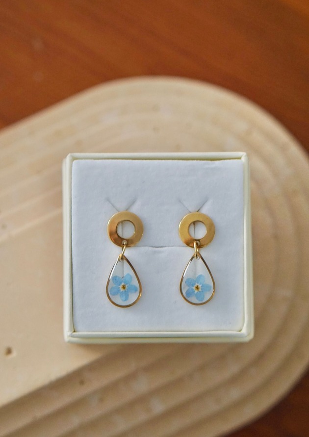 kolczyki z żywicy Kolczyki wiszące z niezapominajkami