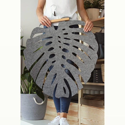 Filcowa kremowa serweta w kształcie Monstery felt label