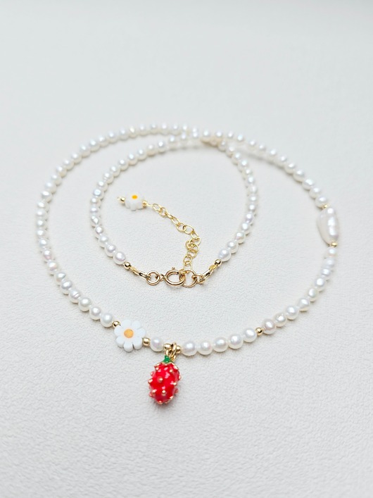 złote naszyjniki Delikatny Naszyjnik Poziomka w Perłach Gold Filled