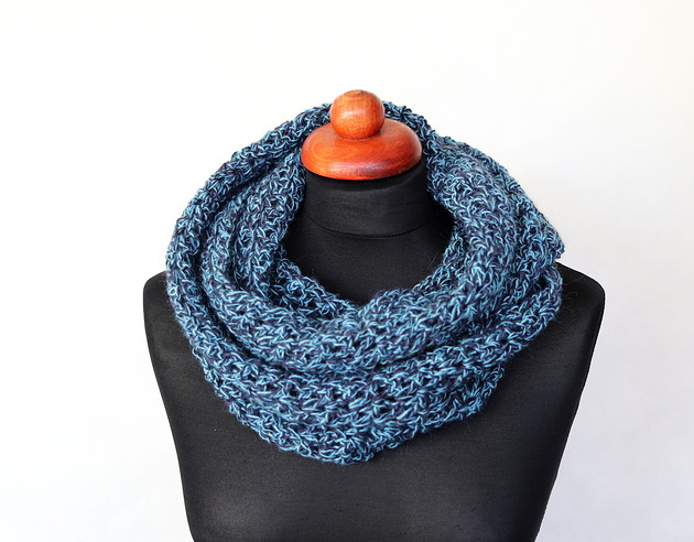 apaszki Omotak owijka szalik ażurowy dwukolorowy na szydełku Ania