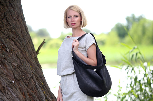 Czarny worek na ramię zamsz ekologiczny oversize Karolina Audycka