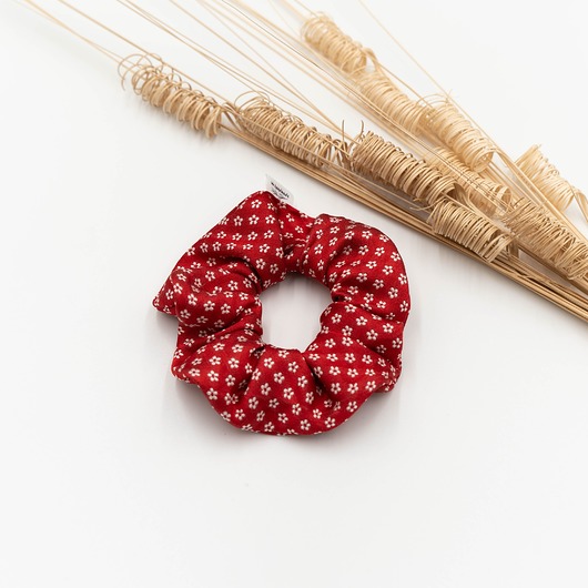gumki do włosów Jedwabna scrunchie Czerwona w kwiatuszki