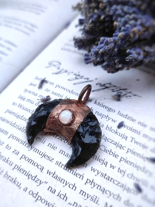 wisiory Wisior miedziany lunula obsydian moonstone II