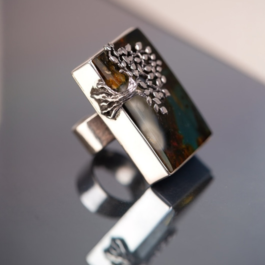 pierścionki srebrne Duży srebrny pierścień z bursztynem bałtyckim