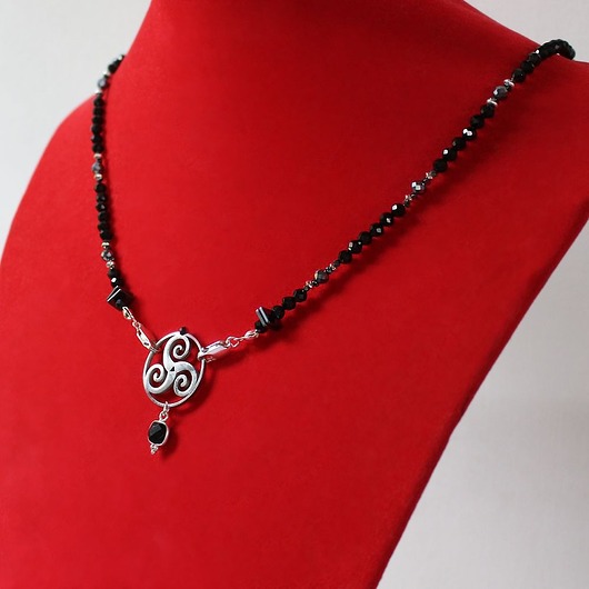 srebrne naszyjniki Talizman ochrona triskel - diament, spinel, onyks, teraherz